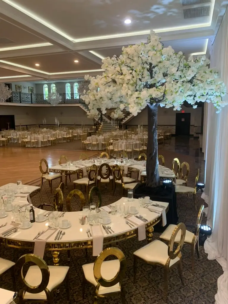 Gold serpentine table rental for weddings and quinceañeras in Chicagoland IL